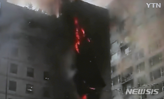 【서울=뉴시스】최동준 기자 = 5일 서울 목동 상가 건물에서 화재가 발생해 소방당국이 진화 중이다. 2019.07.05. (사진=YTN 캡쳐) photo@newsis.com