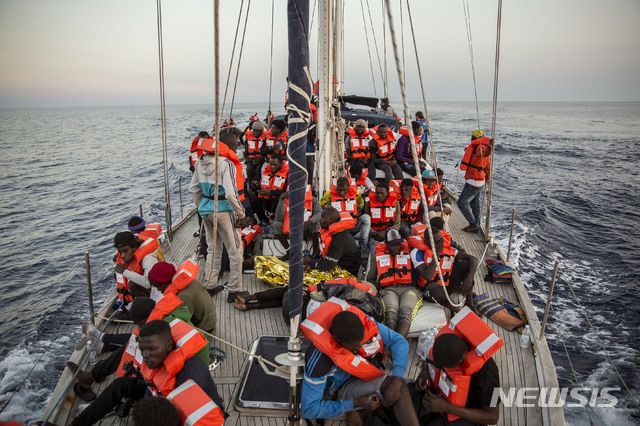 [AP/뉴시스] 2019년 자료사진으로 북아프리카에서 무작정 유럽 이주상륙을 시도하다 지중해에서 난파중이던 이민자들이 구조되고 있다