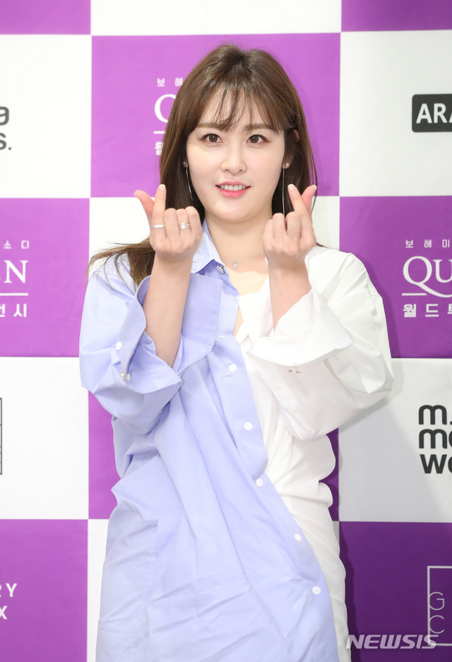 【서울=뉴시스】조수정 기자 = 신아영 아나운서가 퀸 46주년 기념 '보헤미안 랩소디 : 퀸 월드투어전시' VIP 오픈 리셉션이 진행된 5일 오후 서울 종로구 아라아트센터를 찾아 포즈를 취하고 있다. 보헤미안 랩소디 : 퀸 월드투어전시는 7월 7일부터 10월 6일까지 아라아트센터에서 열린다.&nbsp; 2019.07.05. chocrystal@newsis.com