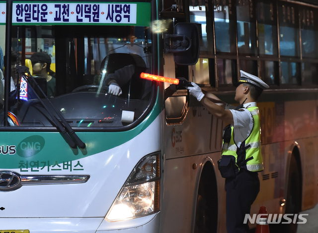 【수원=뉴시스】 김종택 기자 = 5일 밤 경기도 수원시 팔달구 고등동 도로에서 경찰이 일부 운전자가 스마트폰 앱을 통해 음주단속 장소를 공유하는 상황에 대응, 2∼3개 장소를 30∼40분 단위로 이동하는 ‘스폿 이동식’ 음주단속을 실시하고 있다. 2019.07.05.semail3778@naver.com
