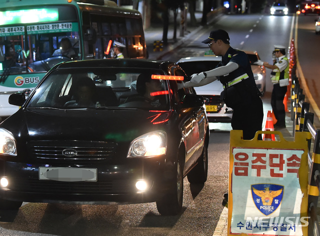 【수원=뉴시스】 김종택 기자 = 5일 밤 경기도 수원시 팔달구 고등동 도로에서 경찰이 일부 운전자가 스마트폰 앱을 통해 음주단속 장소를 공유하는 상황에 대응, 2∼3개 장소를 30∼40분 단위로 이동하는 ‘스폿 이동식’ 음주단속을 실시하고 있다. 2019.07.05.semail3778@naver.com