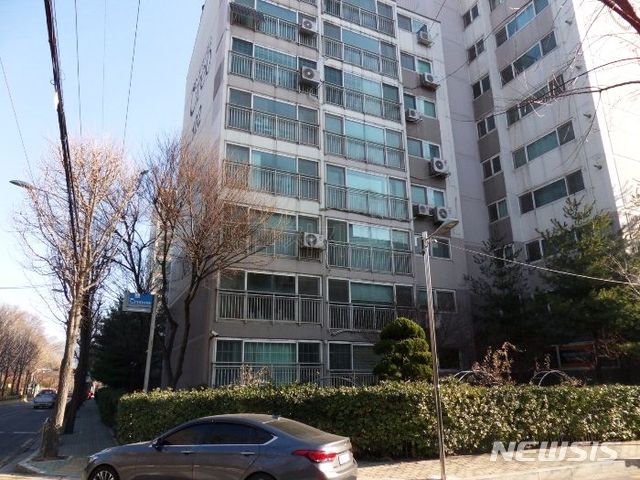 【서울=뉴시스】김가윤 기자 = 서울 도봉구 방학동 740 동양크레오아파트 102동 105호가 경매에 나왔다. 2004년 12월 준공된 4개동 212세대 단지로, 해당 물건은 12층 중 1층이다. 전용면적은 115㎡다. 2019.07.08 (제공=지지옥션) yoon@newsis.com