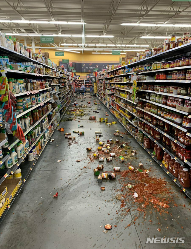 【유카밸리=AP/뉴시스】5일(현지시간) 미국 캘리포니아 유카밸리에 있는 월마트에서 지진으로 인해 진열대에서 떨어진 식료품들이 바닥에 어지럽게 널려 있다. 이날 캘리포니아 모하비 사막 컨 카운티 리지크레스트 인근에서 규모 7.1의 강진이 발생했다. 2019.07.06