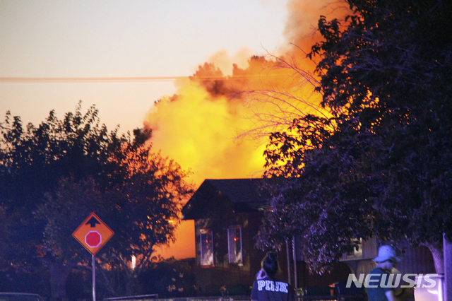 【리지크레스트=AP/뉴시스】5일(현지시간) 미국 캘리포니아 리지크레스트에 있는 카사 코로나 레스토랑 뒷쪽에서 화재로 불길이 솟아오르고 있다. 이날 캘리포니아 모하비 사막 컨 카운티 리지크레스트 인근에서 규모 7.1의 강진이 발생했다. 2019.07.06