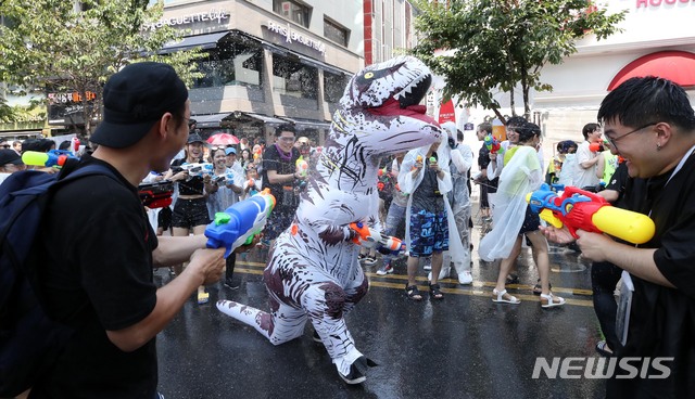 【서울=뉴시스】 고범준 기자 = 2019년 7월6일 오후 서울 서대문구 신촌 연세로 일대에서 열린 '제7회 신촌물총축제'에 참여한 시민들이 이색복장을 하고 물총싸움을 하고 있다. (자료사진) 2019.07.06. bjko@newsis.com