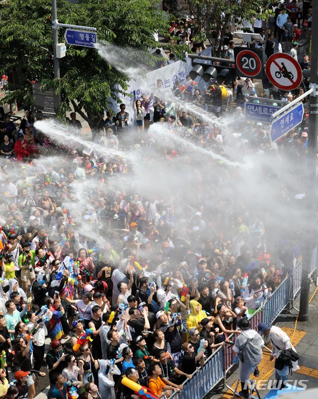 【서울=뉴시스】 고범준 기자 = 2019년 7월6일 서울 서대문구 신촌 연세로 일대에서 열린 '제7회 신촌물총축제'.(자료사진) 2019.07.06. bjko@newsis.com