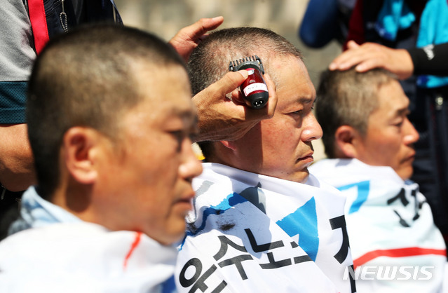 【서울=뉴시스】홍효식 기자 = 전국집배노동조합원들이 6일 오후 서울 종로구 청와대 사랑채 인근 도로에서 열린 노동조건 개선 촉구 총파업 결의대회에서 삭발식을 하고 있다. 2019.07.06.&nbsp; yesphoto@newsis.com