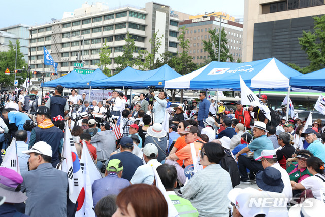 【서울=뉴시스】박미소 기자 = 우리공화당원들이 지난 6일 오후 서울 종로구 광화문 광장에 임시 천막을 친 후 집회를 열고 있다. 2019.07.06. misocamera@newsis.com