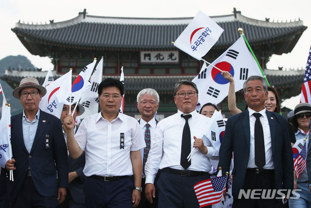 【서울=뉴시스】박미소 기자 = 우리공화당 조원진(오른쪽 두번째부터), 홍문종 공동대표를 비롯한 참석자들이 6일 오후 서울 종로구 광화문 광장에 임시 천막을 친 후 광화문 광장을 돌고 있다. .2019.07.06. misocamera@newsis.com