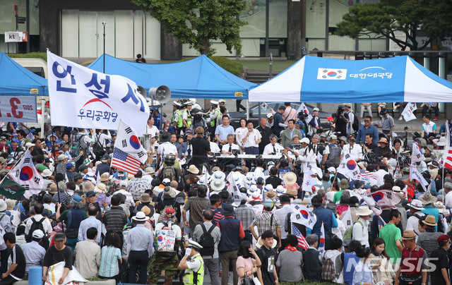 【서울=뉴시스】박미소 기자 = 우리공화당원들이 6일 오후 서울 종로구 광화문 광장에 임시 천막을 친 후 집회를 열고 있다. 2019.07.06.&nbsp; misocamera@newsis.com