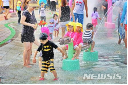 【서울=뉴시스】서울 금천구 퐁당퐁당 어린이물놀이장 모습. 2019.07.07. (사진=금천구 제공)