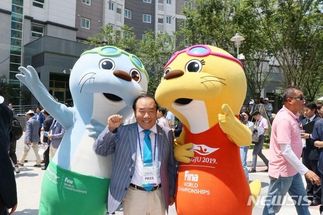 【광주=뉴시스】 송창헌 기자 = 장휘국 광주시 교육감이 7일 교직원·학생·학부모에게 보내는 서한문을 통해 2019 광주세계수영선수권대회를 역대 최고의 대회로 만들자고 제안하며, 북한이 참가해 평화의 물결을 일으키는 수영대회가 개최될 수 있기를 기원했다. 2019.07.07 (사진=광주시교육청 제공)photo@newsis.com