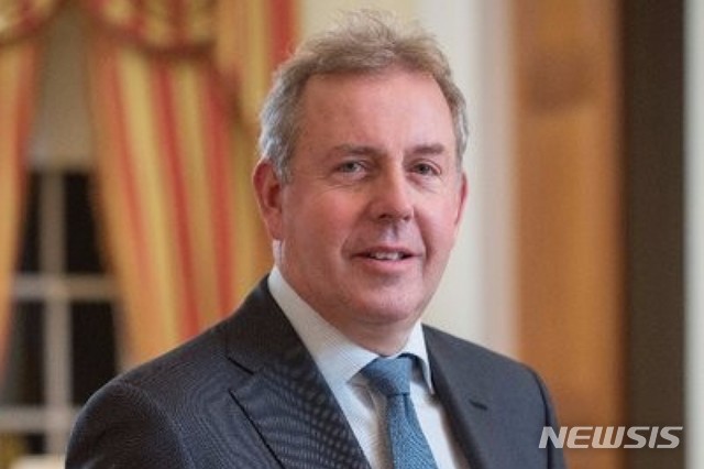 【서울=뉴시스】킴 대록 주미 영국 대사. 대록 대사가 영국에 보낸 비밀 전통문에서 도널드 트럼프 미 대통령을 "불안정하고 무능하다"고 묘사해 특수 동맹 관계인 양국 외교관계에 심각한 손상을 부를 수 있다는 우려가 제기되고 있다. <사진 출처 : 트위터> 2019.7.7