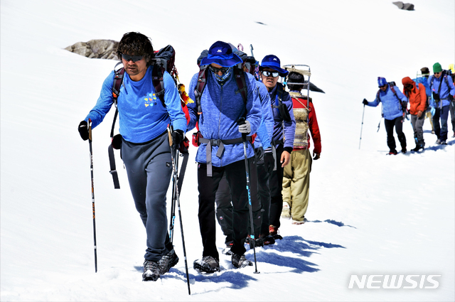 【광주=뉴시스】맹대환 기자 = 2019 김홍빈 가셔브룸 Ⅰ원정대(8068m)는 김 대장이 현지시간으로 7일 오후 4시30분(한국시간 오후 8시30분)께 정상 등정에 성공했다고 밝혔다. 사진은 김 대장이 정상에 오르기 전 대원들과 함께 베이스캠프로 이동하는 모습. 2019.07.07 (사진=원정대 제공)mdhnews@newsis.com