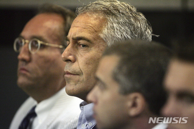 【웨스트팜비치(미 플로리다주)=AP/뉴시스】미국의 억만장자 헤지펀드 매니저이지만 성범죄자로 등록된 제프리 엡스타인(66, 가우누데)이 지난 2008년 7월30일 플로리다주 웨스트팜비치에서 체포돼 있다. 엡스타인은 6일(현지시간) 성매매를 목적으로 한 새로운 인신매매 혐의로 또다시 체포됐다. 2019.7.7