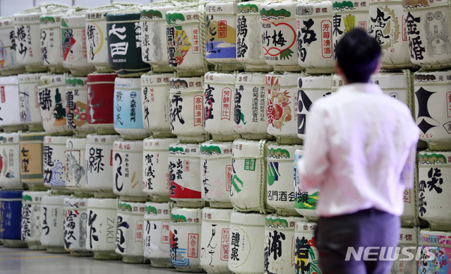 [서울=뉴시스]일본 전통 청주인 사케(日本酒·니혼슈)의 수출이 양대 소비국인 미국과 중국에서의 소비 부진에 따른 영향으로 14년 만에 감소세로 돌아섰다. 자료사진은 지난 2019년 서울 사케 페스티벌 모습. 2024.04.05.&nbsp; 