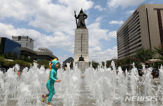 【서울=뉴시스】박주성 기자 = 본격적인 더위가 시작된다는 소서(小暑)이자 일요일인 지난 7일 오후 서울 광화문 광장 분수대에서 어린이들이 더위를 식히고 있다. 2019.07.07. park7691@newsis.com