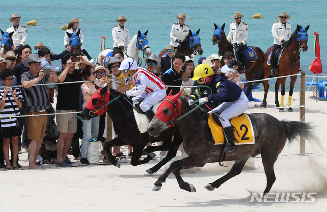 [제주=뉴시스] 우장호 기자 = 본격 더위가 시작되는 절기상 소서(小暑)인 7일 오후 제주시 애월읍 곽지해수욕장에서 한국마사회 렛츠런파크 제주 주최로 이색 볼거리인 '제주마 해변경주'가 펼쳐지고 있다. 이날 해수욕장에는 제주마 혈통 8마리의 경주마가 백사장 200m를 달리며 치열한 경쟁을 했다. 2019.07.07. woo1223@newsis.com