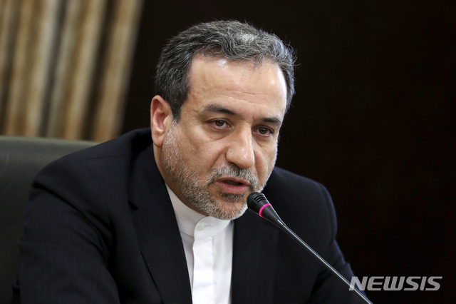 [테헤란(이란)=AP/뉴시스] 압바스 아락치 이란 외무장관은 이스라엘이 공습과 지상전을 벌이고 있는 레바논을 4일(현지시각) 예고 없이 방문해 "이스라엘이 재보복하면 더 강력한 대응이 뒤따를 것"이라고 경고했다. 사진은 아락치 당시 외무차관이 2019년 7월 테헤란에서 기자회견을 여는 모습. 2024.10.05.