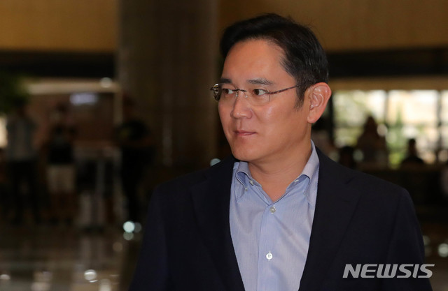 【김포공항=뉴시스】배훈식 기자 = 이재용 삼성전자 부회장이 지난달 7일 오후 김포국제공항을 통해 반도체 필수 소재 수출 규제 해결 방안 모색 차 일본으로 출국하고 있다. 2019.07.07. dahora83@newsis.com
