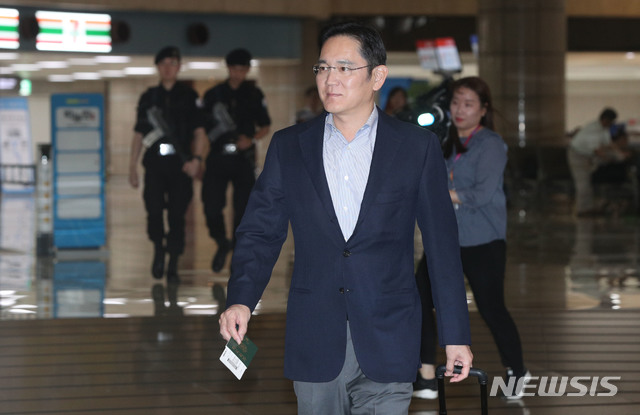 【김포공항=뉴시스】배훈식 기자 = 이재용 삼성전자 부회장이 7일 오후 김포국제공항을 통해 반도체 필수 소재 수출 규제 해결 방안 모색 차 일본으로 출국하고 있다. 2019.07.07. photo@newsis.com