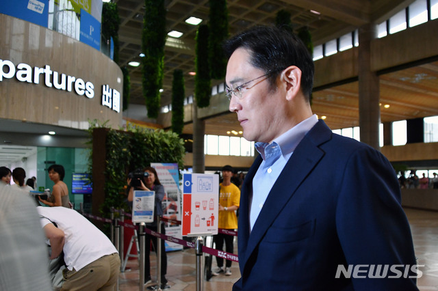 【김포공항=뉴시스】배훈식 기자 = 이재용 삼성전자 부회장이 7일 오후 김포국제공항을 통해 반도체 필수 소재 수출 규제 해결 방안 모색 차 일본으로 출국하고 있다. 2019.07.07.&nbsp; photo@newsis.com