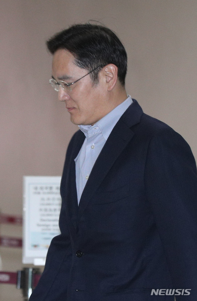 【김포공항=뉴시스】배훈식 기자 = 이재용 삼성전자 부회장이 7일 오후 김포국제공항을 통해 반도체 필수 소재 수출 규제 해결 방안 모색 차 일본으로 출국하고 있다. 2019.07.07.&nbsp; photo@newsis.com