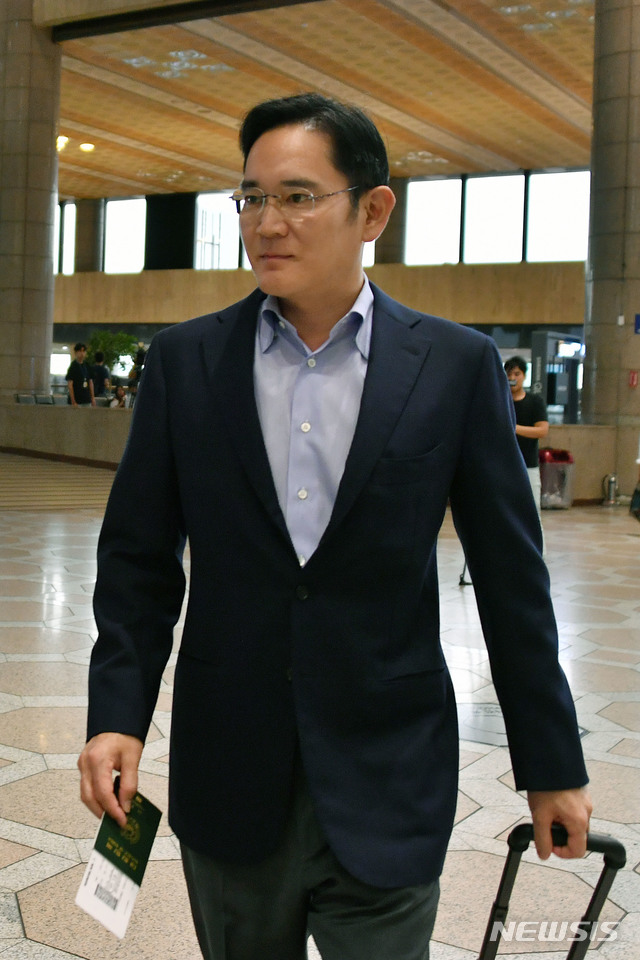 [김포공항=뉴시스] 지난해 이재용 삼성전자 부회장이 반도체 필수 소재 수출 규제 해결 방안 모색 차 일본으로 출국하던 모습. 뉴시스DB 2019.07.07