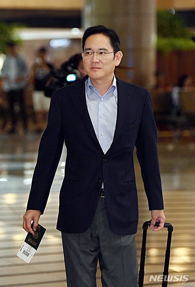 【김포공항=뉴시스】배훈식 기자 = 이재용 삼성전자 부회장이 7일 오후 김포국제공항을 통해 반도체 필수 소재 수출 규제 해결 방안 모색 차 일본으로 출국하고 있다. 2019.07.07. photo@newsis.com