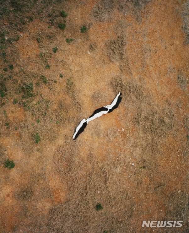 【서울=뉴시스】Figure Project_Earth_75-1(from Cracks of stones from the 37°11´34.2N 126°39´37.3E), Pigment Print, 180x144cm,2018