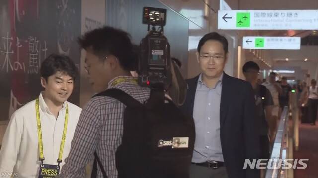 일본 정부가 반도체 등 3개 핵심소재의 수출 규제를 발동하면서 영향을 받게 된 삼성전자의 이재용 부회장이 7일 밤 도쿄 하네다(羽田) 공항에 도착해 현지 거래기업, 일본 제계 관계자와 향후 대책 등과 관련한 협의에 나섰다. (사진출처: NHK 화면 캡처) 2019.07.08 