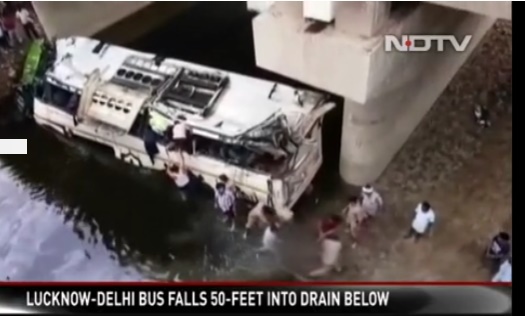 【서울=뉴시스】인도 북부 우타르 프라데시주에서 8일 오전 고속버스가 50피트(약 15ｍ) 깊이의 배수로에 추락하면서 최소 29명이 숨졌다. 인도 NDTV에 방송된 사고 현장의 모습. <사진출처: NDTV> 2019.07.08 