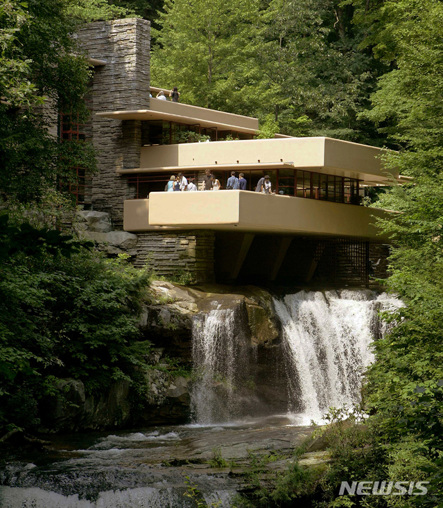 【밀런=AP/뉴시스】 20세기 미국의 대표적 건축가인 프랭크 로이트 라이트의 건축물 8개가 7일(현지시간) 유네스코 세계유산에 등재됐다. 사진은 세계유산에 포함된 펜실베이니아주 밀런의 '낙수장' 건물. 2019.07.08 