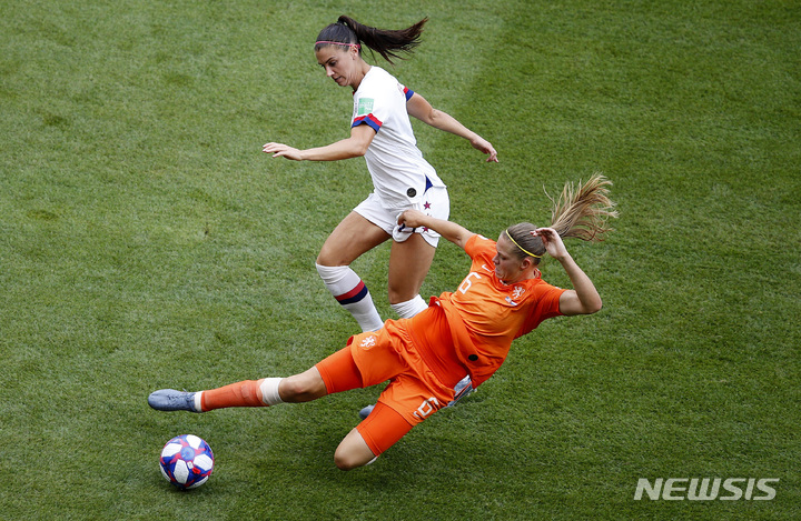 [리옹(프랑스)=AP/뉴시스]2019년 7월7일 프랑스 리옹의 디킨스 스타드 드 리옹에서 열린 미국과 네덜란드의 여자 월드컵 결승전에서 미국의 알렉스 모건(흰색 경기복)과 네덜란드의 아누크 데커가 공을 다투고 있다. 다음달 20일 호주와 뉴질랜드에서 개막해 8월20일까지 1달 간 열리는 2023 여자 월드컵 입장권 판매가 9일 현재 100만장을 돌파, 2019년 프랑스 월드컵의 전체 판매량을 넘어서면서 여자 월드컵 대회 역사상 가장 많은 관중이 참가하는 대회가 될 것이라고 국제축구연맹(FIFA)이 말했다. 2023.06.09.