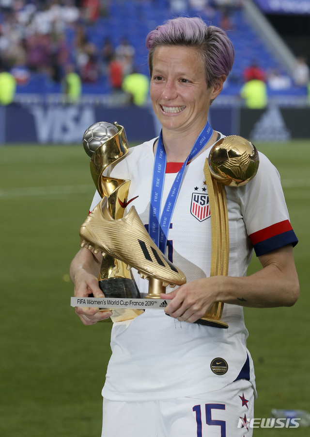 미국은 7일 자정(한국시간) 프랑스 리옹의 스타드 드 리옹에서 벌어진 2019 FIFA 프랑스 여자월드컵 결승에서 메건 래피노와 로즈 라벨의 연속골을 앞세워 네덜란드에 2-0으로 이겼다. 이번 대회에서 6골(3도움)을 기록한 래피노는 최우수선수(MVP)상을 의미하는 골든볼과 득점왕을 뜻하는 골든부트를 휩쓸었다. 