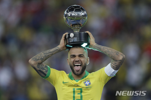 【리우데자네이루=AP/뉴시스】브라질 대표팀 주장 다니 알베스가 7일(현지시간) 브라질 리우데자네이루의 마라카낭 스타디움에서 막을 내린 2019 코파 아메리카에서 최우수선수상을 받고 포즈를 취하고 있다. 브라질은 페루에 3-1로 승리하며 우승, 2007년 이후 12년 만에 우승컵을 들어 올렸다. 2019.07.08.