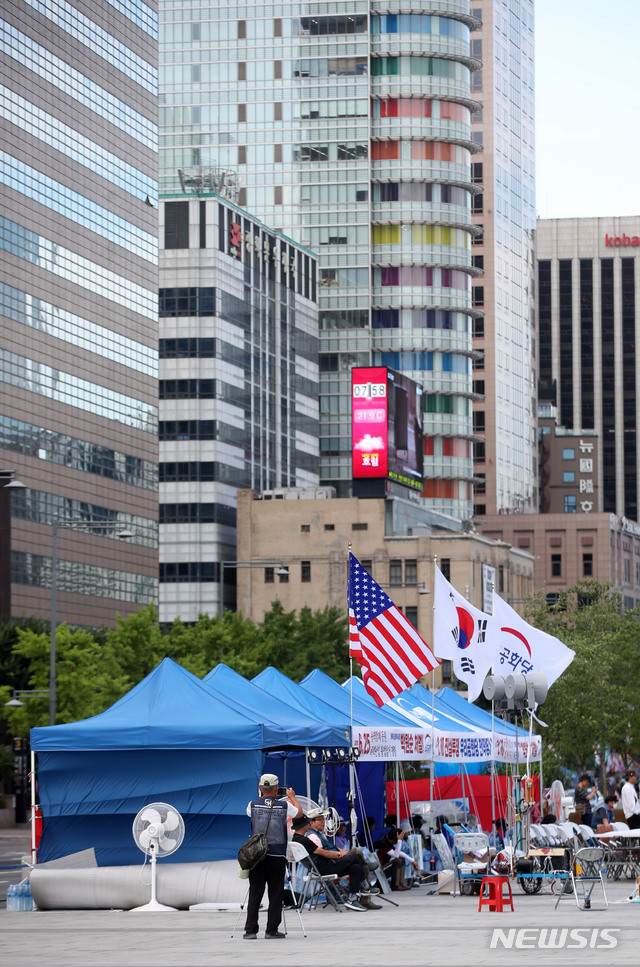 【서울=뉴시스】김선웅 기자 = 8일 오전 서울 종로구 광화문광장에 설치된 우리공화당(구 대한애국당) 불법 천막의 모습. 우리공화당은 지난 6일 광화문광장 북측에 불법 천막을 재설치했다. 서울시는 7일 오후 6시까지 자진철거를 통보했으나 당 측은 철거를 거부했다. 2019.07.08.&nbsp; mangusta@newsis.com