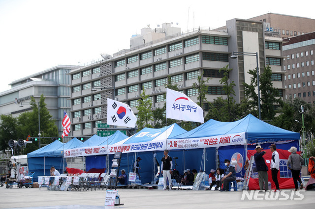【서울=뉴시스】김선웅 기자 = 8일 오전 서울 종로구 광화문광장에 설치된 우리공화당(구 대한애국당) 불법 천막의 모습. 우리공화당은 지난 6일 광화문광장 북측에 불법 천막을 재설치했다. 서울시는 7일 오후 6시까지 자진철거를 통보했으나 당 측은 철거를 거부했다. 2019.07.08.&nbsp; mangusta@newsis.com