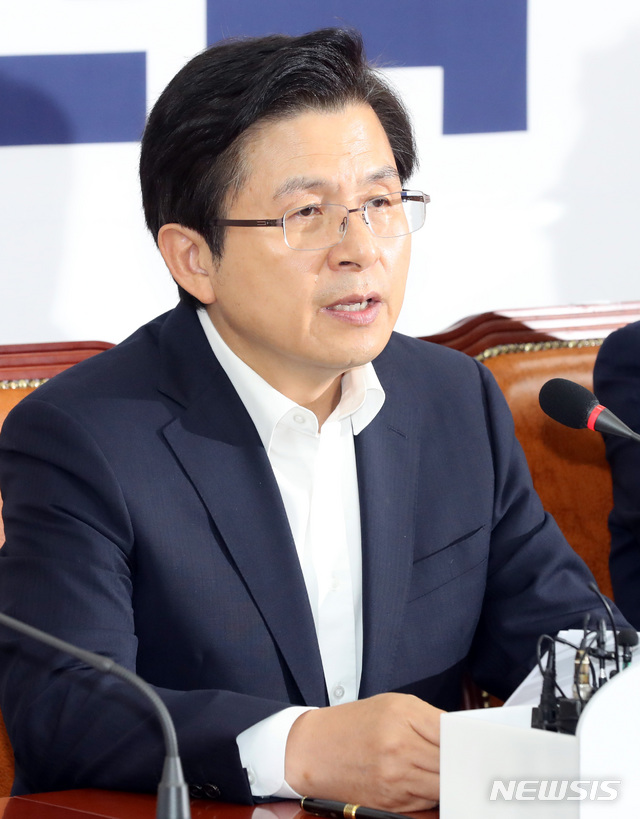 【서울=뉴시스】 박영태 기자 = 8일 오전 서울 여의도 국회에서 열린 자유한국당 최고위원회의에서 황교안 대표가 발언하고 있다. 2019.07.08. since1999@newsis.com