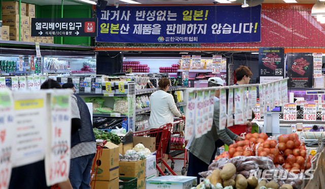 【서울=뉴시스】추상철 기자 = 일본 정부의 반도체 핵심 소재에 대한 수출 규제로 우리나라에서 일본제품에 대한 불매운동이 확산되고 있다. 지난 8일 오전 서울 은평구 푸르네마트에는 일본제품을 판매하지 않는다는 안내문이 게시돼 있다. 2019.07.08.&nbsp; scchoo@newsis.com