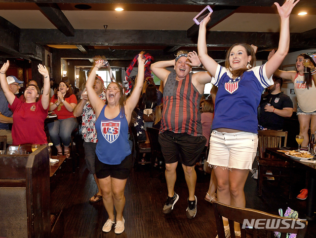 【배턴루지=AP/뉴시스】미국 루이지애나주 배턴루지에서 7일(현지시간) 미국인들이 여자월드컵 결승전 중계방송을 보면서 미국 대표팀이 우승하자 환호하고 있다. 2019.07.09
