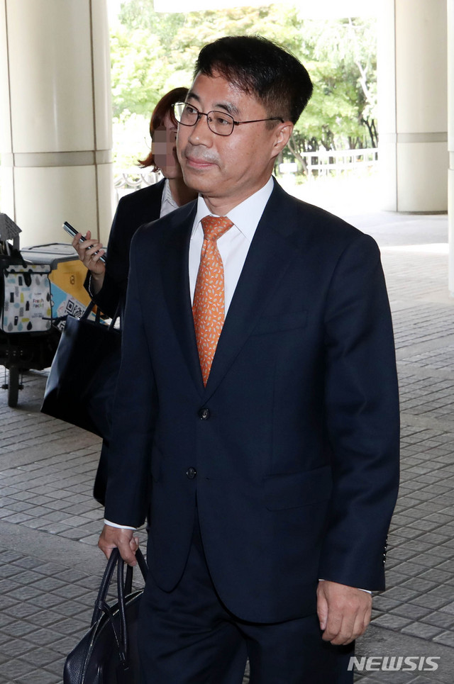【서울=뉴시스】 고범준 기자 = 유해용 전 대법원 수석·선임재판연구관이 8일 오전 서울 서초구 서울중앙지법에서 열린 '사법농단 대법원 문건 유출 관련 3차 공판에 출석하고 있다. 2019.07.08. bjko@newsis.com