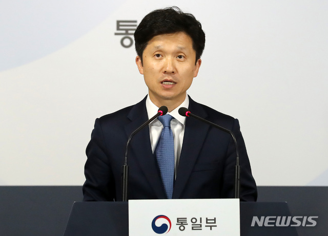 【서울=뉴시스】이영환 기자 = 이상민 통일부 대변인이 서울 종로구 정부서울청사 브리핑룸에서 정례브리핑을 하고 있다. 2019.07.08. 20hwan@newsis.com