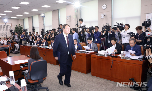 【서울=뉴시스】 박영태 기자 = 8일 오전 서울 여의도 국회에서 열린 검찰총장후보자(후보자 윤석열) 인사청문회에서 윤석열 후보자가 선서문을 위원장에게 전달하기 위해 이동하고 있다. 2019.07.08. since1999@newsis.com