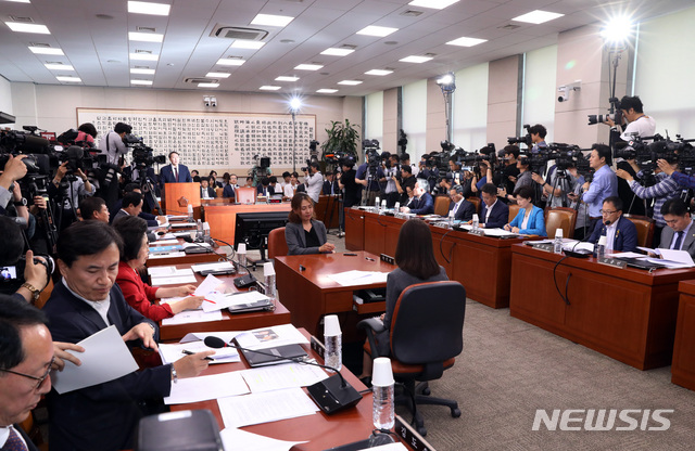 【서울=뉴시스】 박영태 기자 = 8일 오전 서울 여의도 국회에서 열린 검찰총장후보자(후보자 윤석열) 인사청문회에서 윤석열 후보자가 인사말을 하고 있다. 2019.07.08. since1999@newsis.com