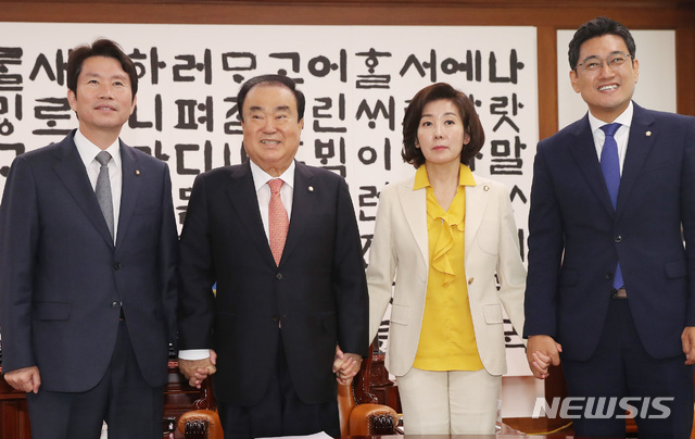 【서울=뉴시스】이종철 기자 = 8일 서울 여의도 국회에서 열린 국회의장-교섭단체대표 회동에 참석한 문희상 국회의장과 더불어민주당 이인영, 자유한국당 나경원, 바른미래당 오신환 원내대표가 포즈을 취하고 있다. 2019.07.08.&nbsp; jc4321@newsis.com