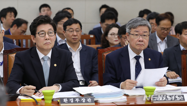 【서울=뉴시스】 전진환 기자 = 국회 환경노동위원회 전체회의가 열린 8일 오전 서울 여의도 국회 환노위 회의실에서 이재갑(오른쪽) 고용노동부장관과 조명래 환경부장관이 자리하고 있다. 2019.07.08. amin2@newsis.com