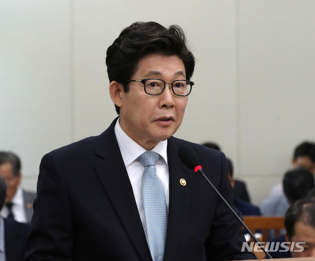 【서울=뉴시스】국회 환경노동위원회 전체회의가 열린 지난 7월 8일 오전 서울 여의도 국회 환노위 회의실에서 조명래 환경부장관이 현안보고를 하고 있다. (사진= 뉴시스 DB)