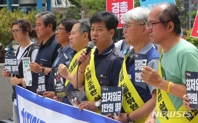 【서울=뉴시스】배훈식 기자 = 8일 오전 서울 용산구 서울역 앞에서 최저임금위원회 노동자위원과 최저임금연대가 최저임금 삭감안 제출 사용자단체 규탄 기자회견을 하고 있다. 2019.07.08. photo@newsis.com