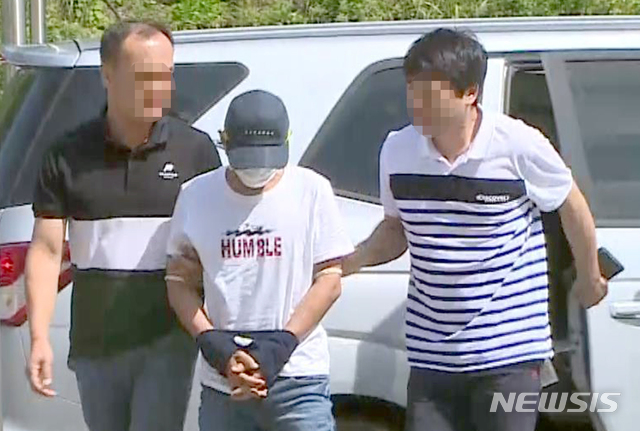 【목포=뉴시스】류형근 기자 = 2살 아이가 보는 앞에서 베트남 출신 부인을 폭행한 혐의를 받고 있는 남편 A(36)씨가 8일 오전 광주지법 목포지원에서 구속 전 피의자 심문(영장실질심사)을 받기 위해 출석하고 있다. 2019.07.08 (사진=독자제공 동영상 캡처) photo@newsis.com